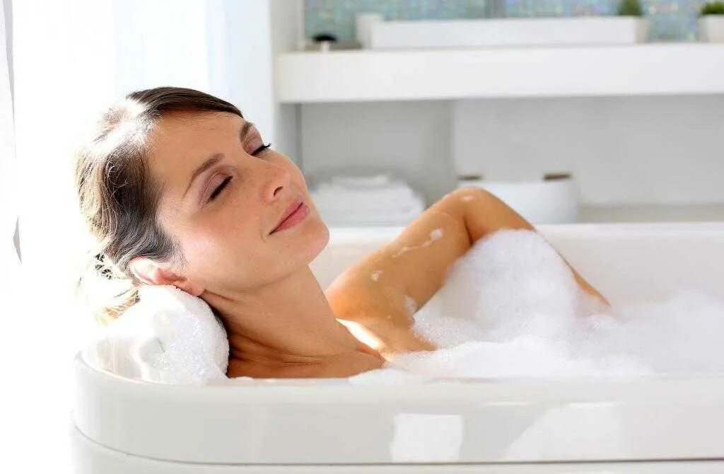 Можно ли принять горячую ванну при температуре. В ванной. Женщина лежит в ванной. Принятие ванны. Горячая ванна.