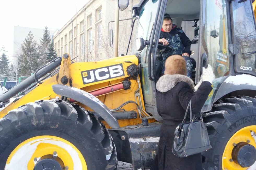 Работа москва свежие тракториста. Локоть у трактора. Ведро у трактора.