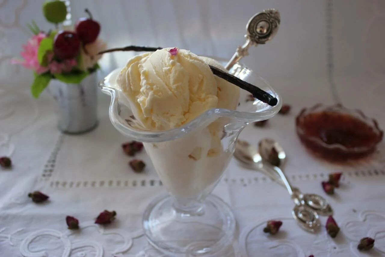 Мороженое пошаговый рецепт. Мороженое сливочный пломбир. Мороженое с розочкой. Домашнее мороженое. Мороженое в креманке.