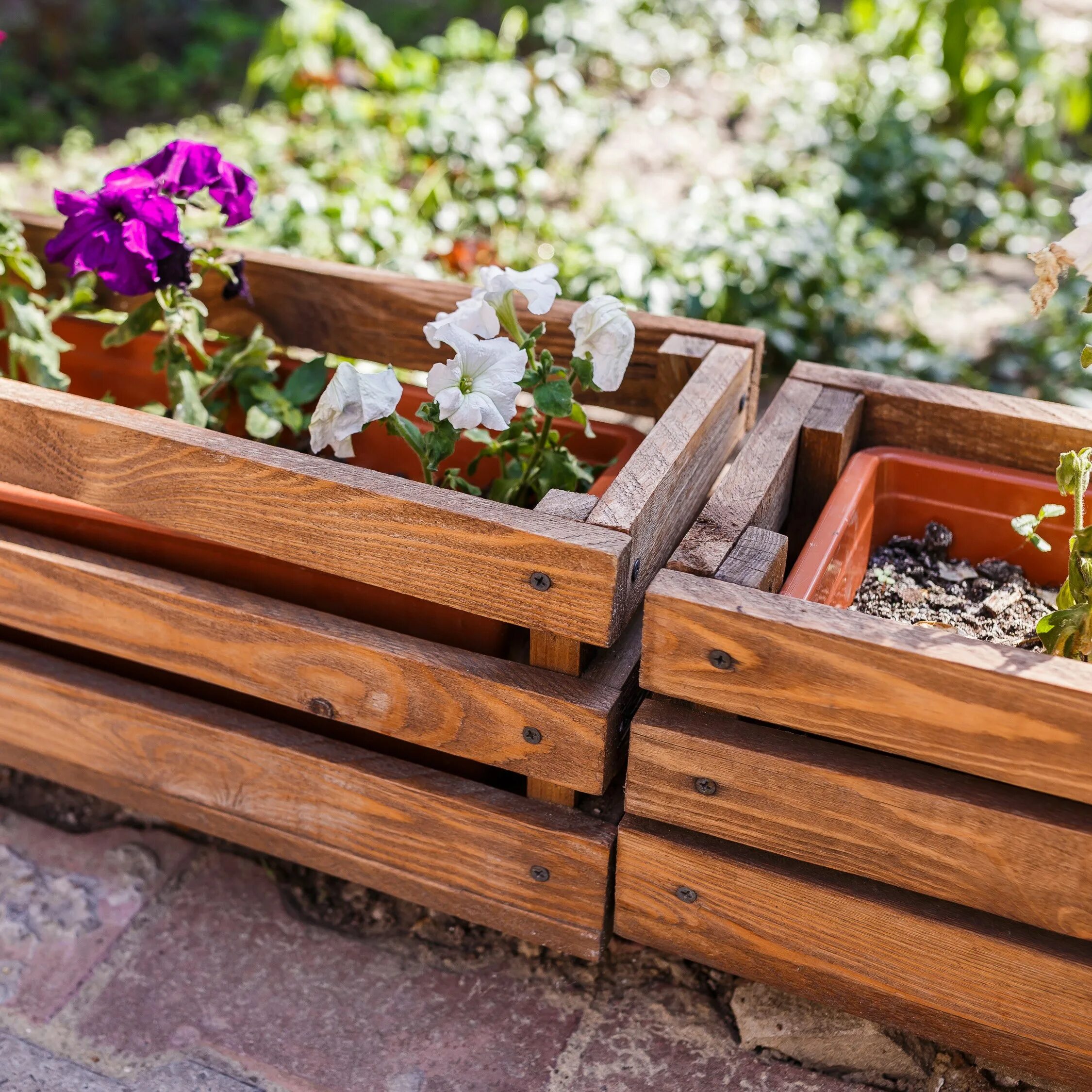 Деревянные клумбы. Клумба из деревянных досок. Деревянные клумбы. Ящик для цветов деревянный. Цветник из дерева.