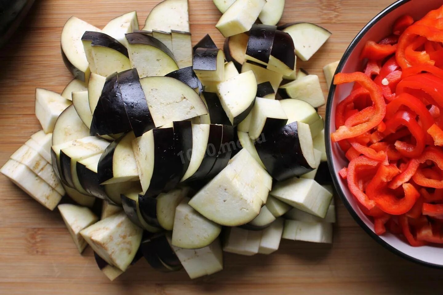 Чистить ли баклажаны для рагу. Соте из овощей в духовке крупными кусками. Как спасти рагу от вяжущего вкуса баклажан. Овощное рагу с баклажанами из пятерочки. Чистить ли баклажаны для рагу.