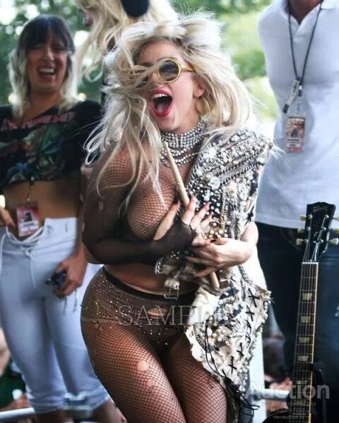 Сиськи Lady Gaga в толпе