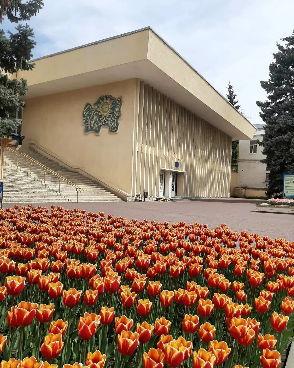 Питьевой центр. Пятигорск галерея Нарзанная в Пятигорске. Центральная питьевая Нарзанная галерея Пятигорск. Нарзанная галерея Пятигорск цветник. Галерея Минеральных источников Пятигорск.