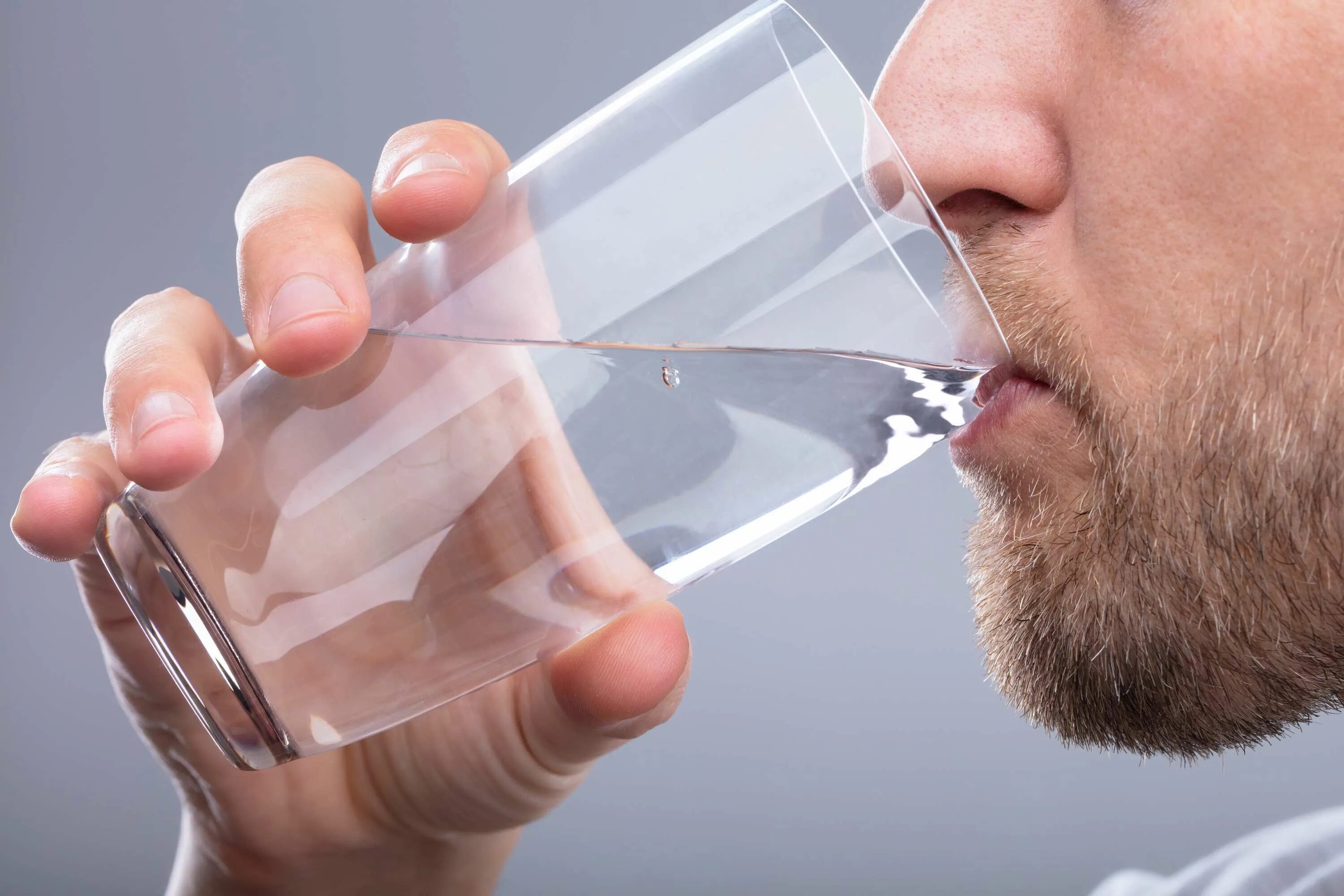 Воды перед смертью. Пьет из стакана. Человек со стаканом воды. Мужик пьет воду из стака. Мужчина со стаканом воды.