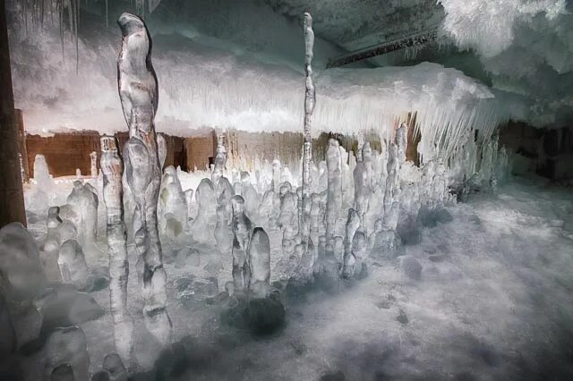хранилище льда. ледник в подвале. мерзлотник новый порт. лед в погреб. холодильный погреб со льдом.