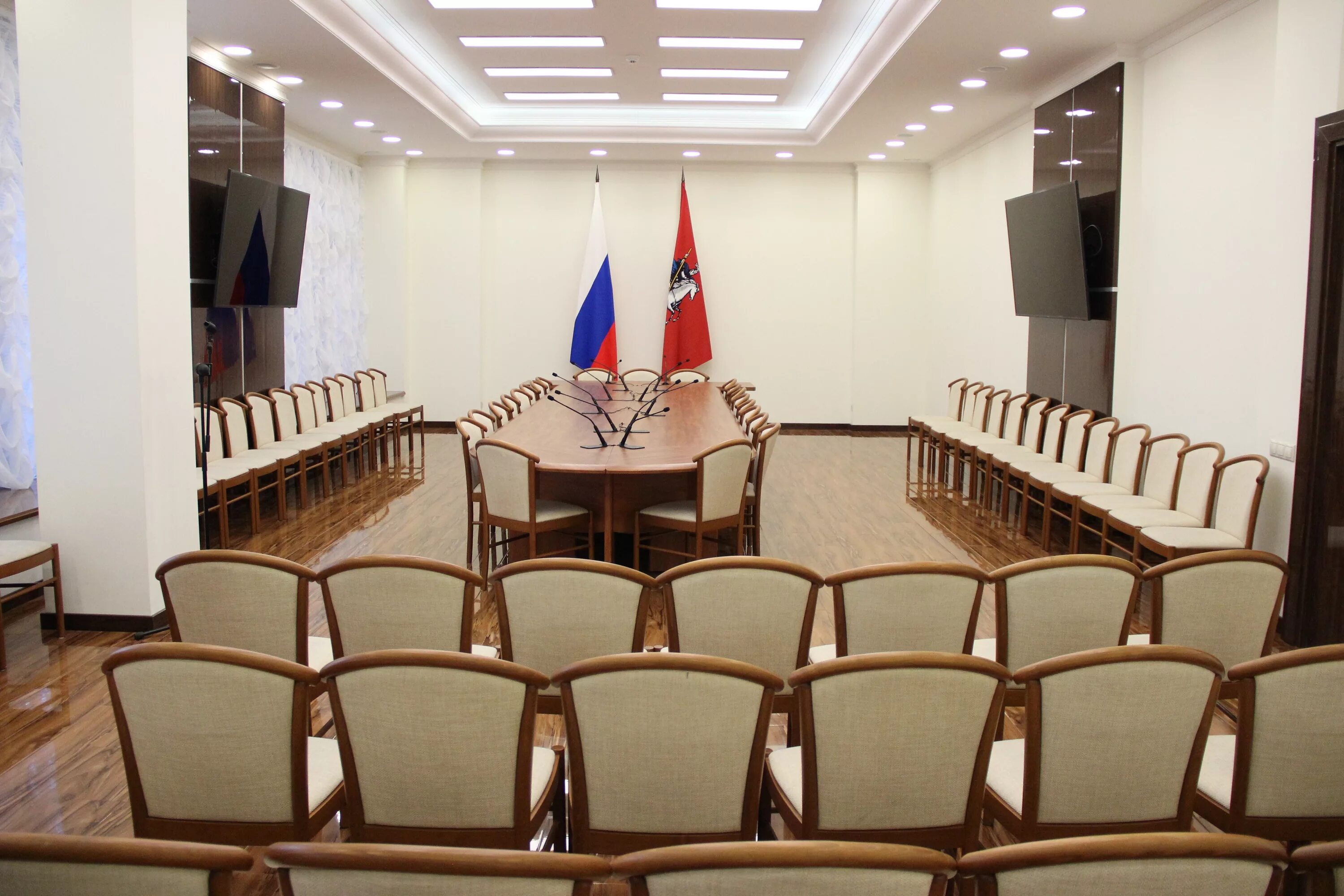 Колонный белый зал мэрии москвы. Зал мэрии. Здание мэрии москвы внутри. Тверская 13 белый зал. Зал мэрии.