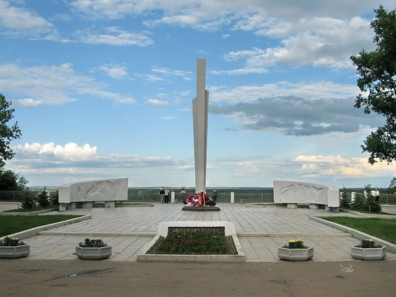 Мемориал вечный огонь ростов-на-дону. Мемориальный комплекс хабаровск обелиск. Мемориал славы мценск. Мемориальный комплекс хабаровск обелиск. Вечный огонь набережная грина киров.