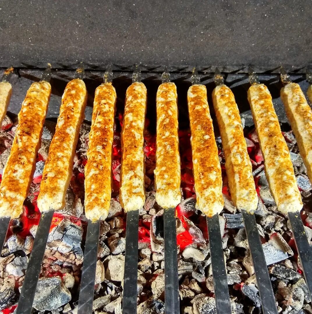 Магазин готового шашлыка. Продавец шашлыка. Дом шашлыка севастополь. Магазин готового шашлыка. Готовый шашлык севастополь.