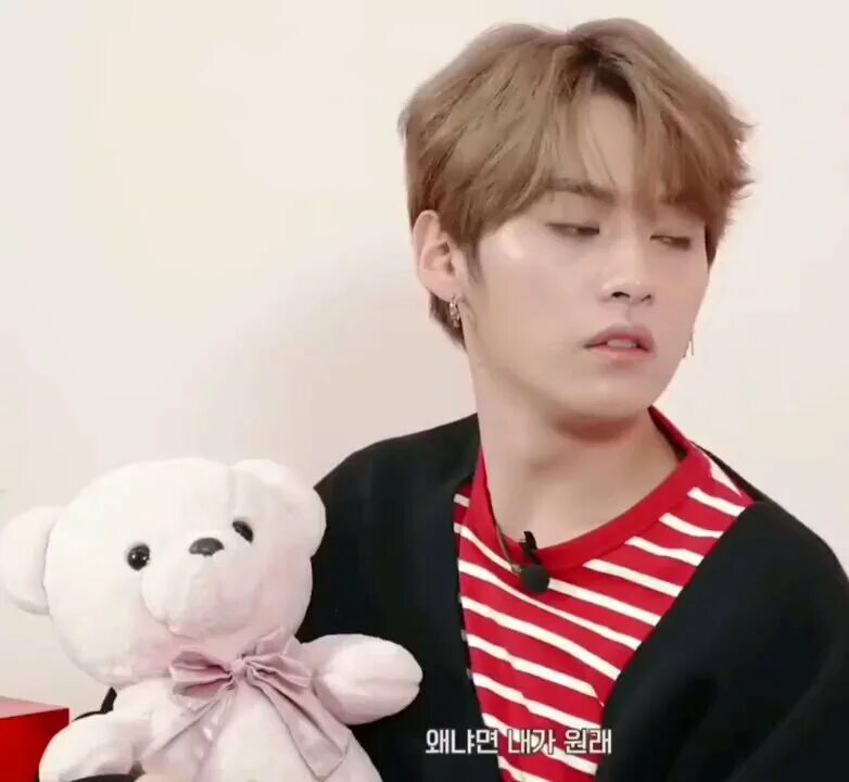 Минхо плачет. Минхо stray kids. минхо гиф stray kids. ли ноу минхо. удивленный минхо.