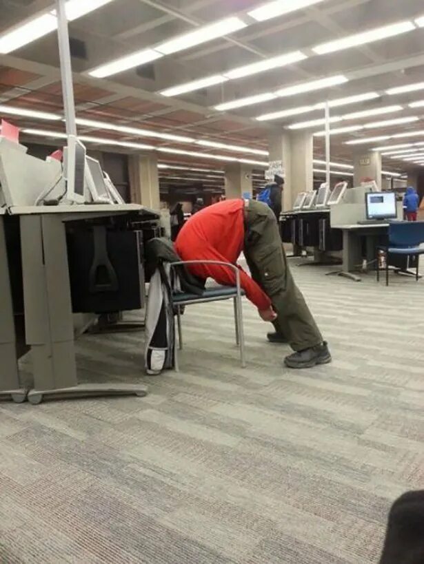 Офис с сотрудниками. Комфортное рабочее место. Беспорядок на рабочем месте. Работники жкх. Прибыл на рабочее место.