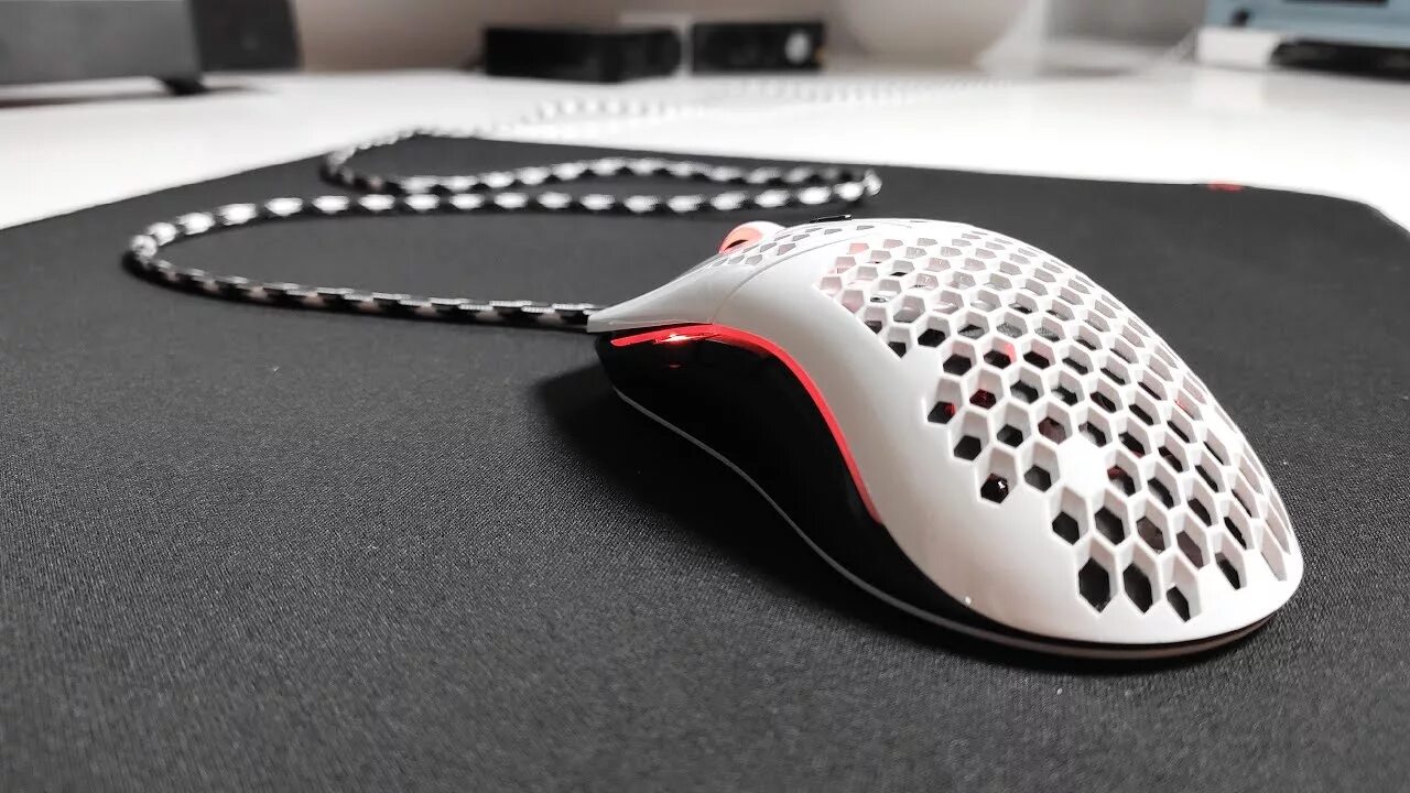 Мыши беспроводные ардор. Мышка Logitech с дырками. Лоджитек игровая мышь с отверстиями. Мышка Ардор беспроводная. Глориус модель о.