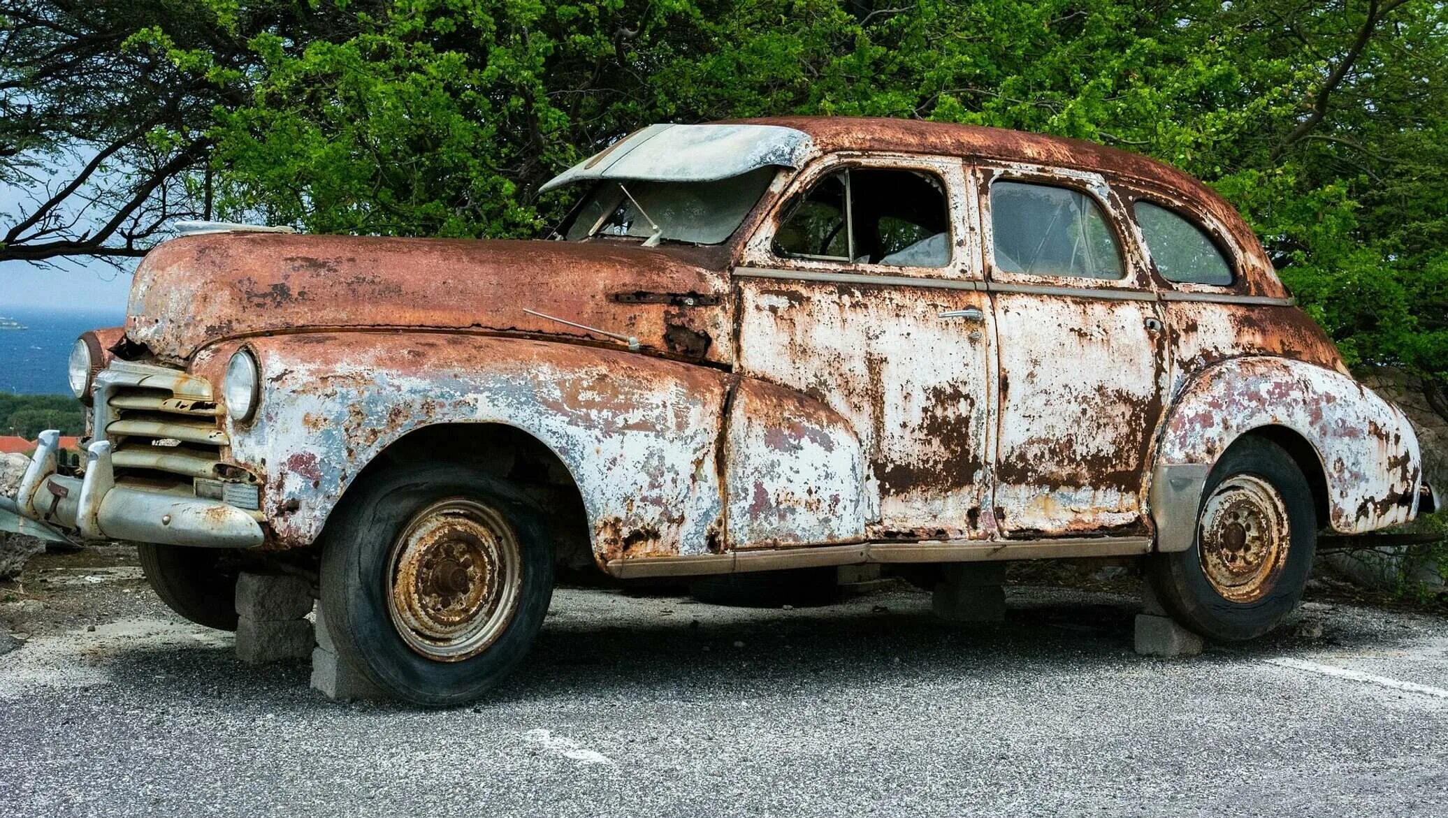 Пробег старых автомобилей. Старые машины. Ржавая машина. Старый Ржавый автомобиль. Очень старые машины.