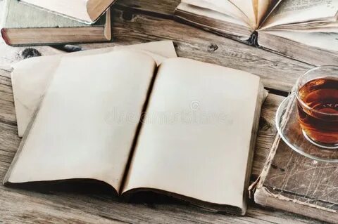 Раскрытая книга на столе