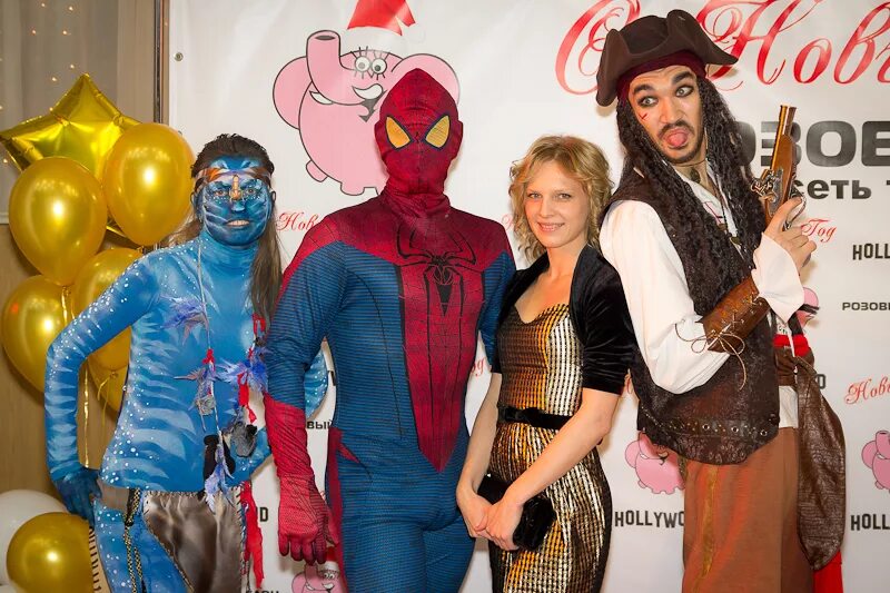These Friends Do A Celeb Group Costume Every Halloween And It's So Good Girl gro