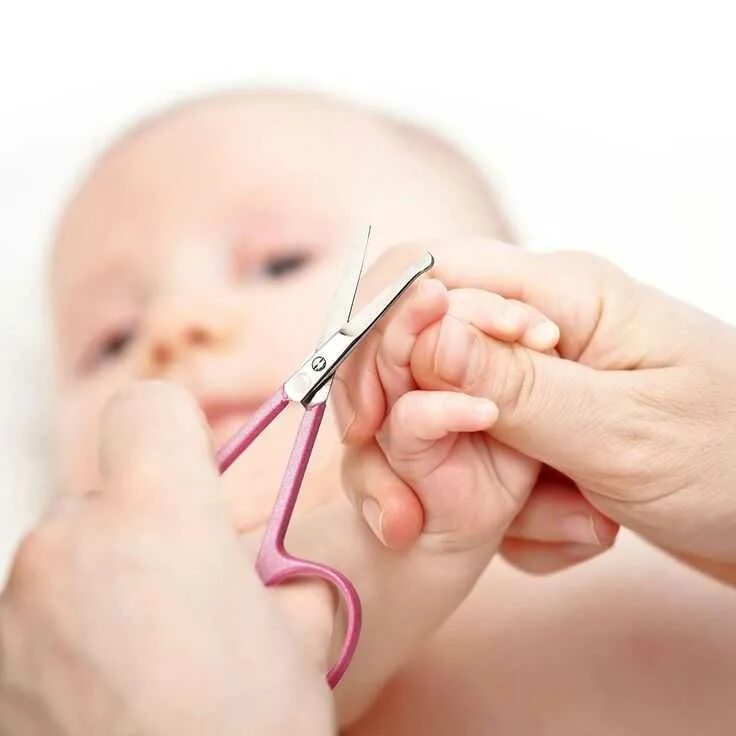 Как подстричь новорожденного. Стрижка ногтей новорожденному. Подстричь ногти новорожденному. Подстригание ногтей новорожденному. Малышу стригут ногти.