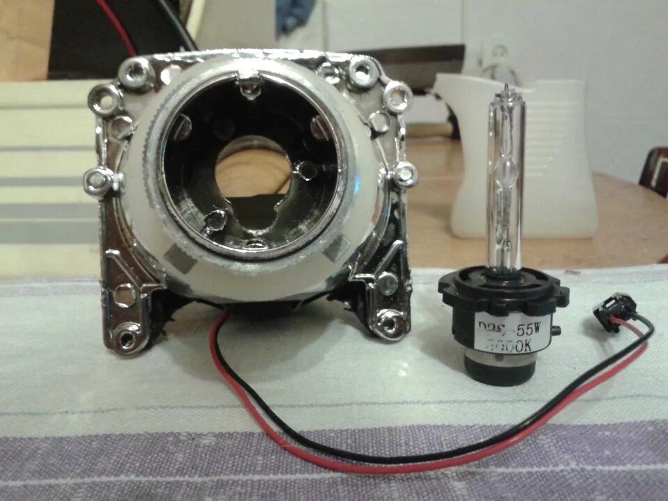 Xenon d2s. Би лед линза d2s. Биксеноновая линза HELLA 3r (d2s+h7). H1 ксенон d2s.