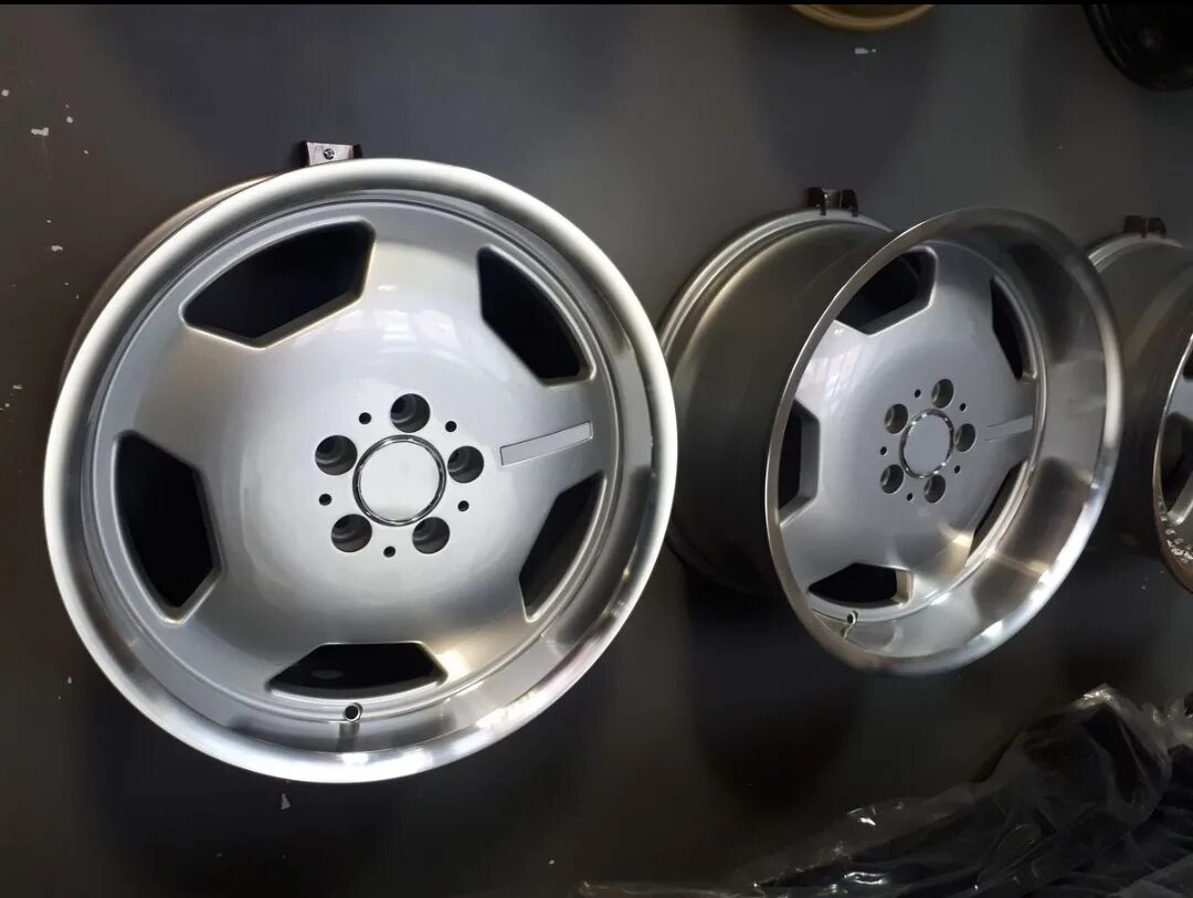 Диски мерседес сверловка. Диски реплика амг аеро 2. amg monoblock реплика. реплика amg r18 monoblock. блины амг w124.