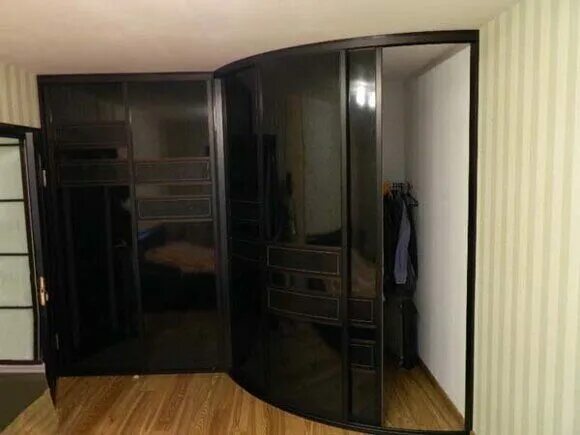 Черные шкафы в прихожей