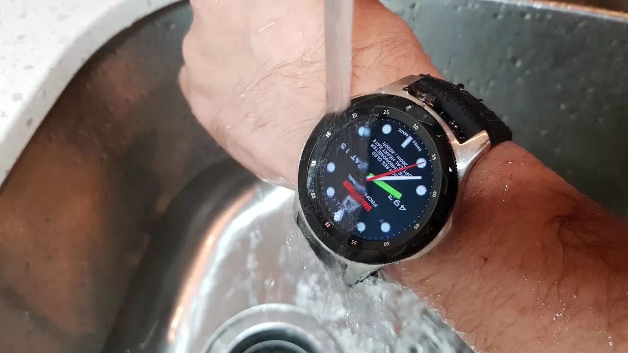 Смарт часы в воде. Smart watch в воде. Oreintex Quartz часы Water 100mresist. Смарт часы хаоми а2018 Water Resistant satm. Galaxy watch 5 Test Water-Fresh.