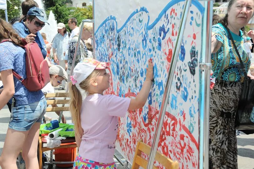 Улица творчества. Мастер класс на день города для детей. Мастер классы на улице на 12 июня для детей. Мастер класс на улице на день города. Фотозона крым