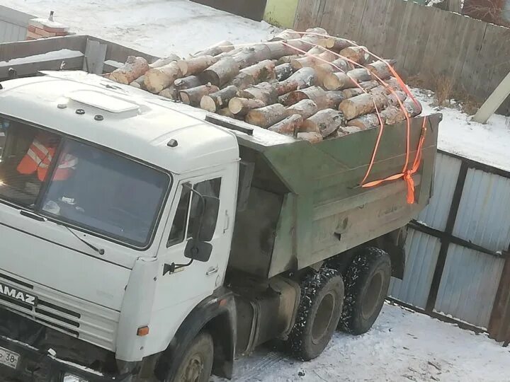 Сколько дров в камазе. Грузовой КАМАЗ С дровами. КАМАЗ бортовой с дровами. Машина дров КАМАЗ. Дрова из КАМАЗА.