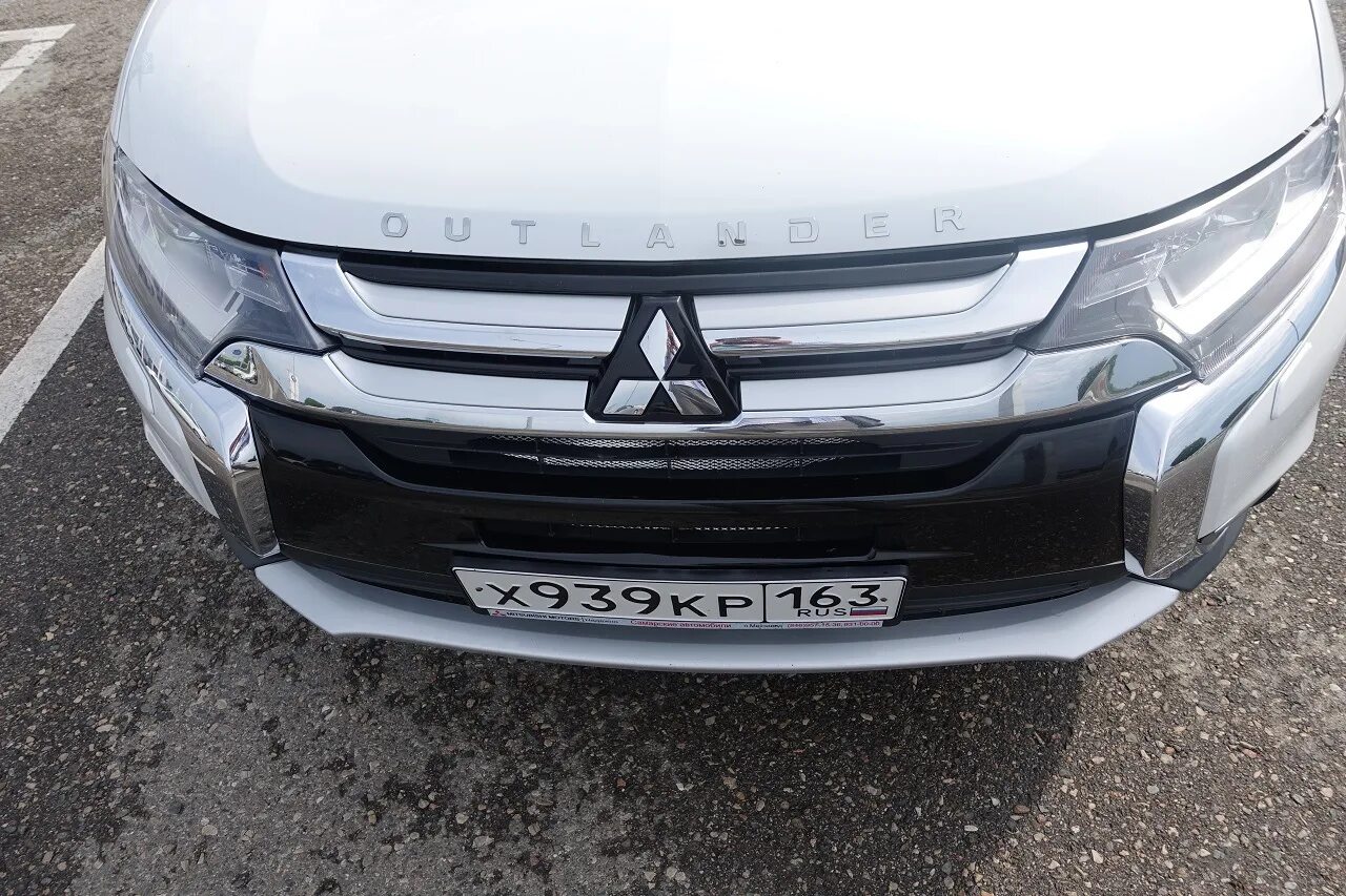 Дефлектор капота Outlander 3 2014. Дефлектор капота Mitsubishi Outlander 3 оригинал. Дефлектор капота Аутлендер 2020 Рестайлинг. Капот на Аутлендер 2020.