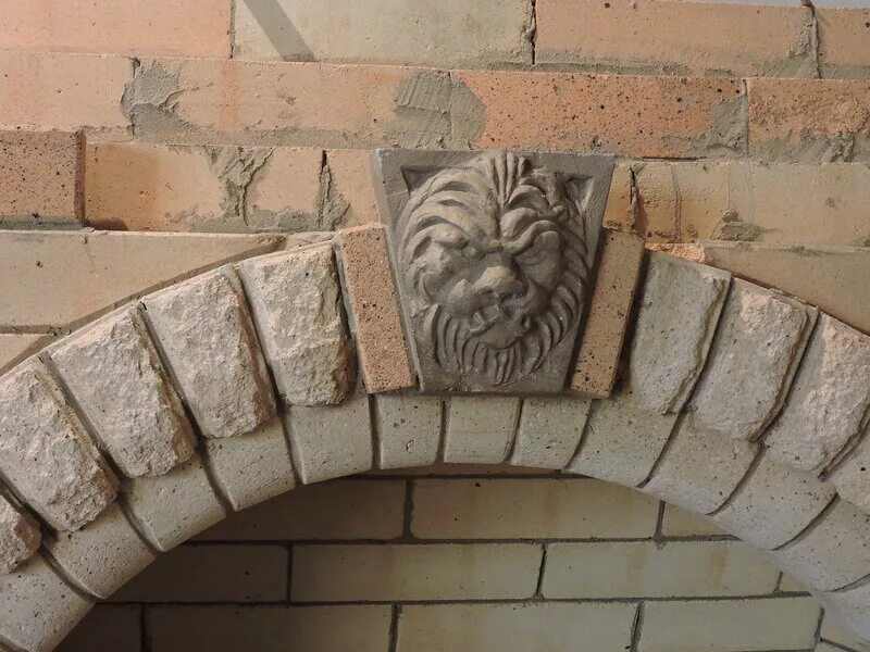 Замковый камень над окном. Замо́к (замковый камень) архитектура. Замковый камень арки. Замковый камень пенсильвании. Аграф в архитектуре.