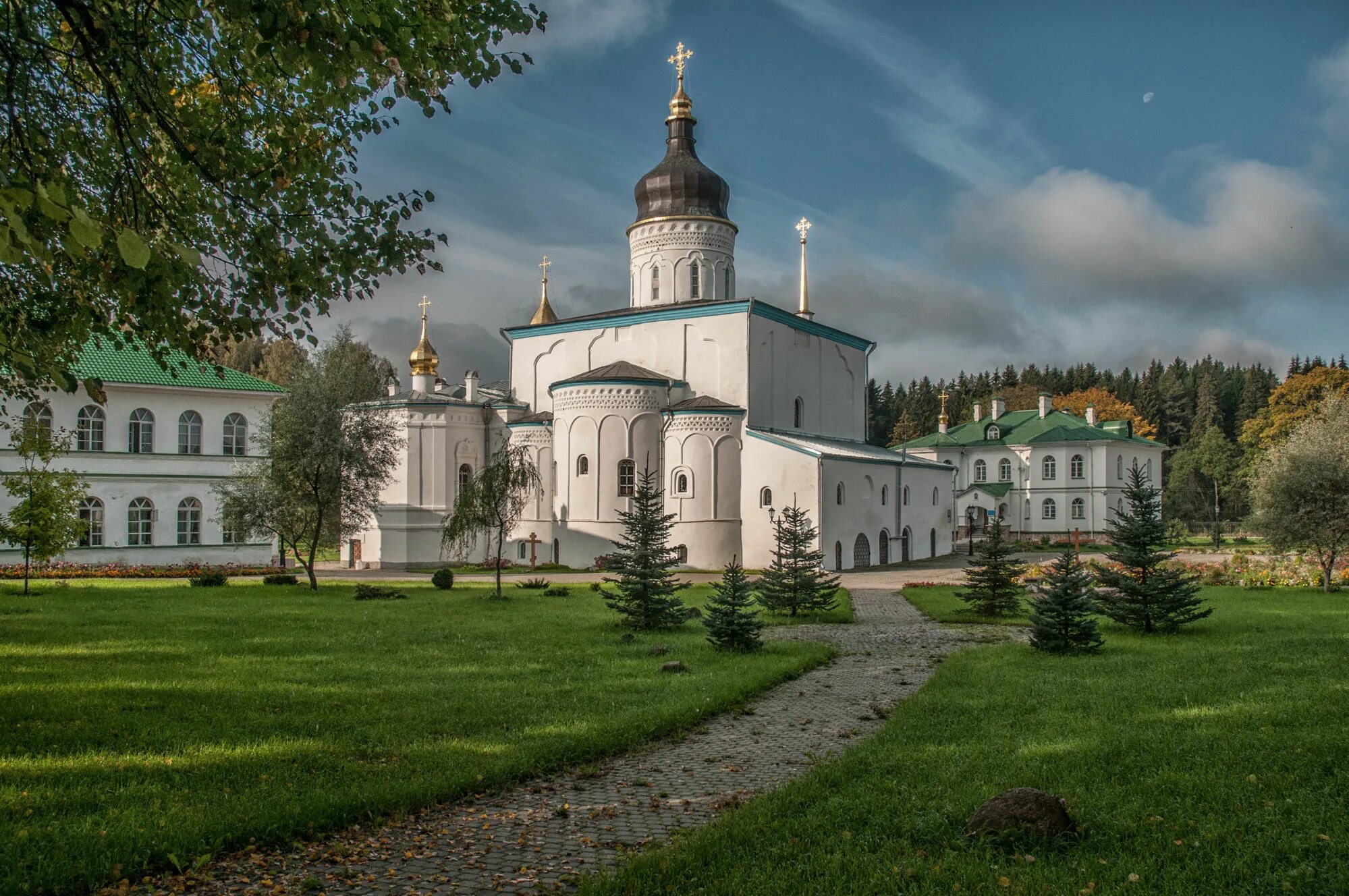 Монастыри псковской области фото. Спас Елеазаровский в монастыре. Елизарово. Спасо-Елеазаровский женский монастырь. Елизаровский монастырь в Псковской области. Спасо Елизаровский женский монастырь Псков.