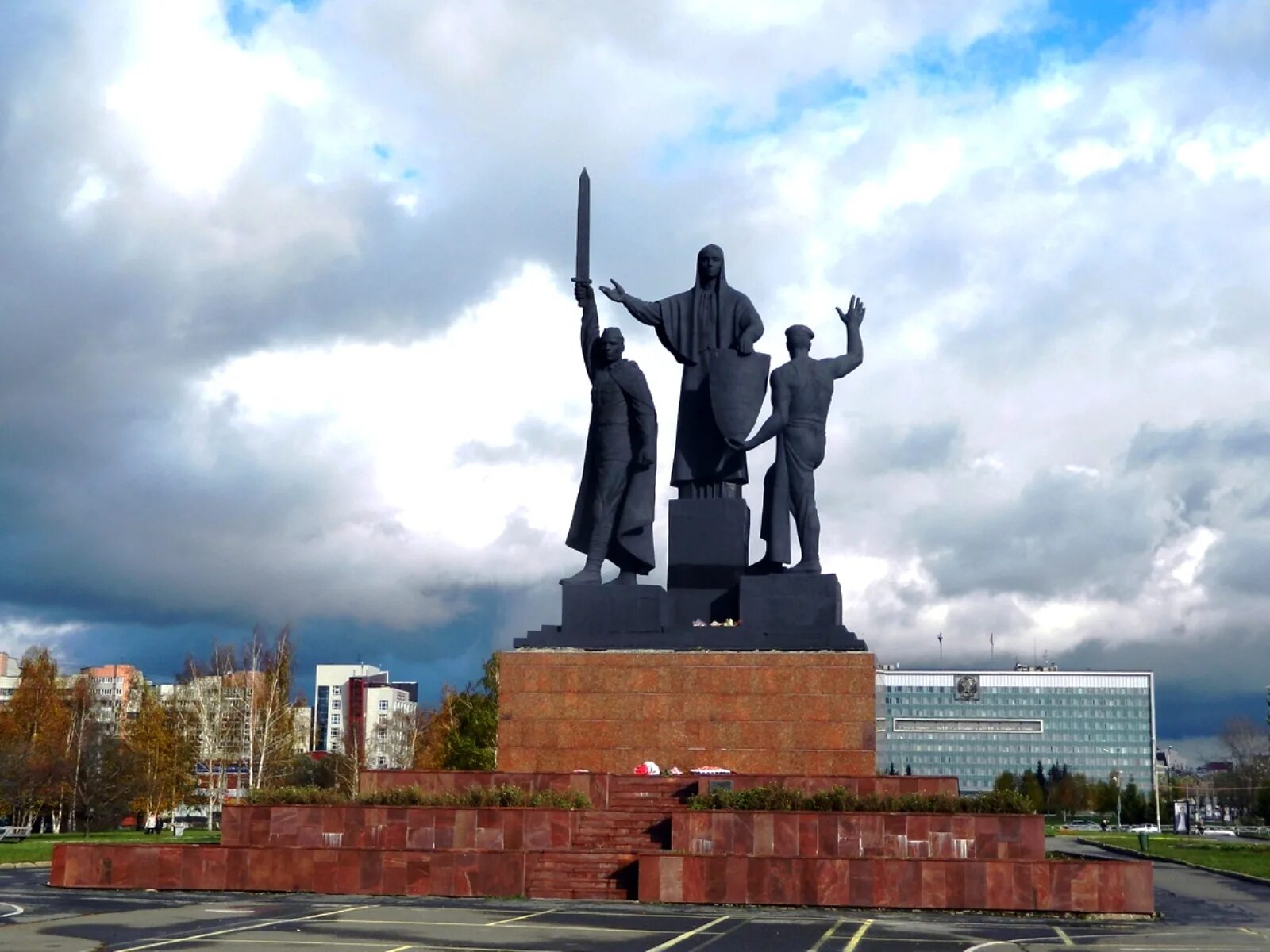 Памятник татищеву в перми. Памятник татищева пермь. Памятники истории и культуры пермского края. Монумент славы в перми. Монумент героям фронта и тыла пермь.