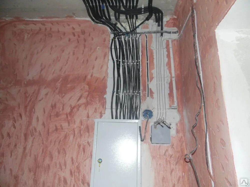 Кабель на стене. Прокладка кабеля по потолку. Электрика в квартире. Прокладка провода в стене.