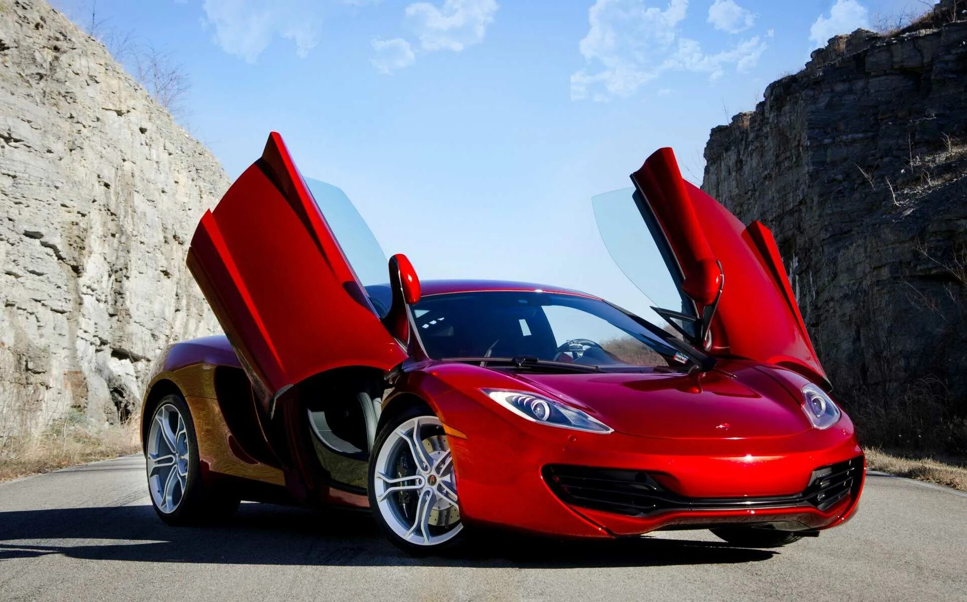 Красная машинка 1. Спортивная тачка Макларен 12с. MCLAREN 12c красный. Спорт кар Макларкн красный. Макларен 12с Спайдер.