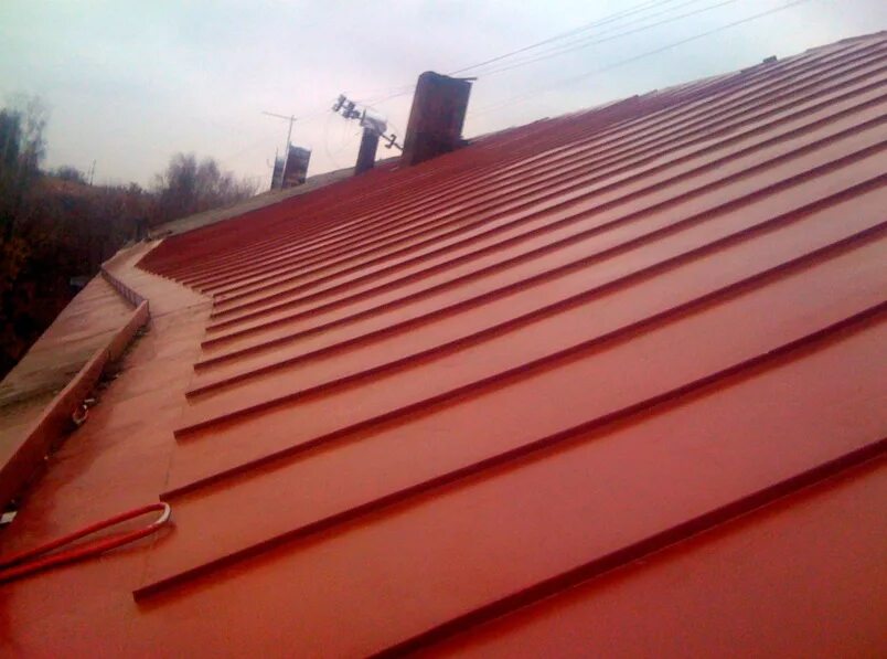 Настенный желоб фальцевой кровли двг. Фальцевая кровля водосточная система. Фальцевая кровля водосточная система. Костыль кровель карнизная. Фальцевая кровля снегозадержатели.