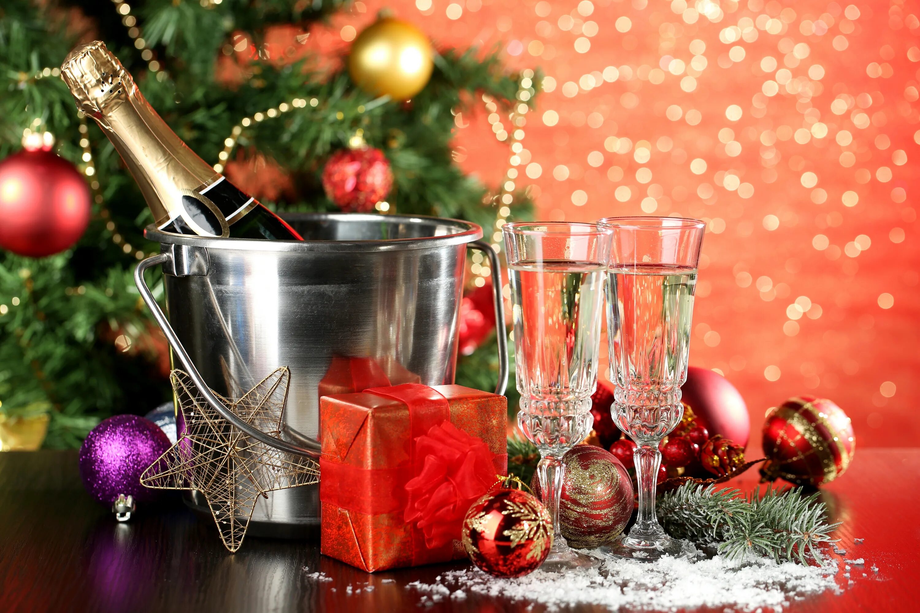 Днем рождения новогоднее. Шампанское новый год. Новогодняя елка и бокал. Новогодние фужеры на столе. Шампанское в бокале.