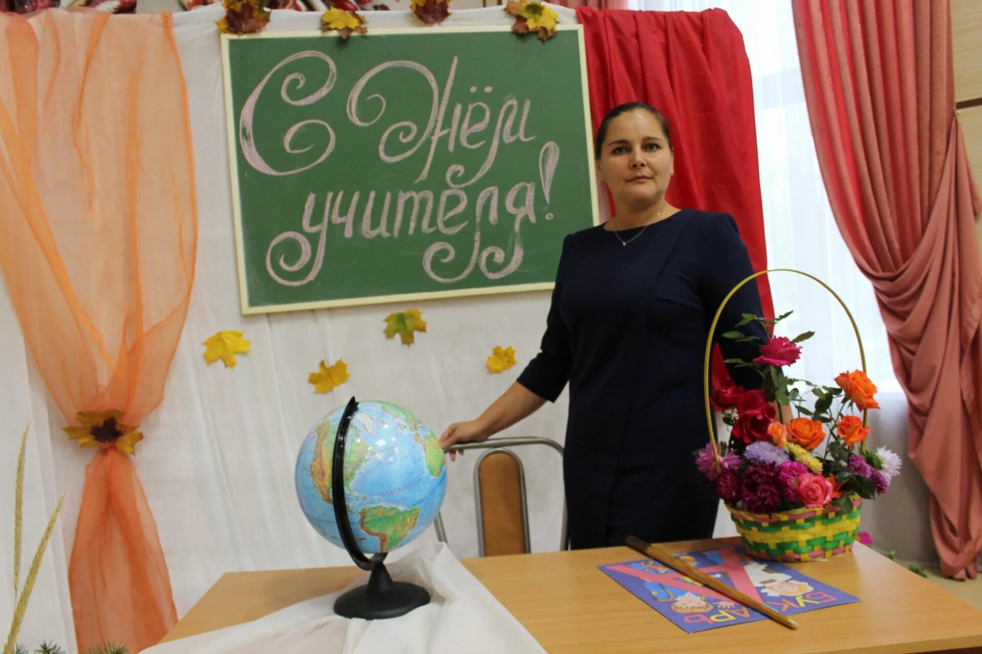 Проведение дня учителя. Украсить школу ко дню учителя. празднование дня учителя в школе. фотозона для педагогов. фотозона на день учителя.