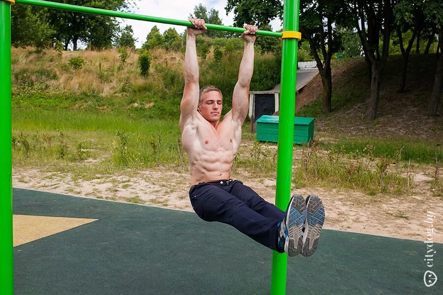 Вис на перекладине. Вис на турнике. Человек подтягивается. Обычный вис. Вис на турнике 90 градусов.