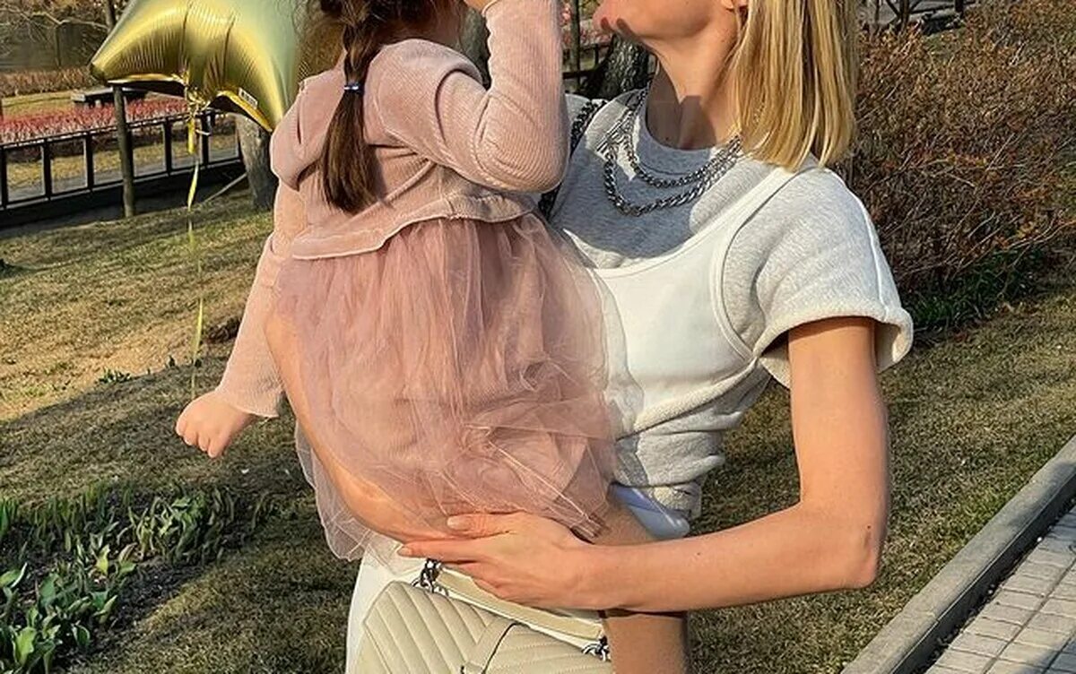 Полина гагарина с дочкой 2020. Полина гагарина с дочкой мией. Полина гагарина доска. Мия исхакова дочь полины гагариной. Сколько лет дочке полины гагариной.