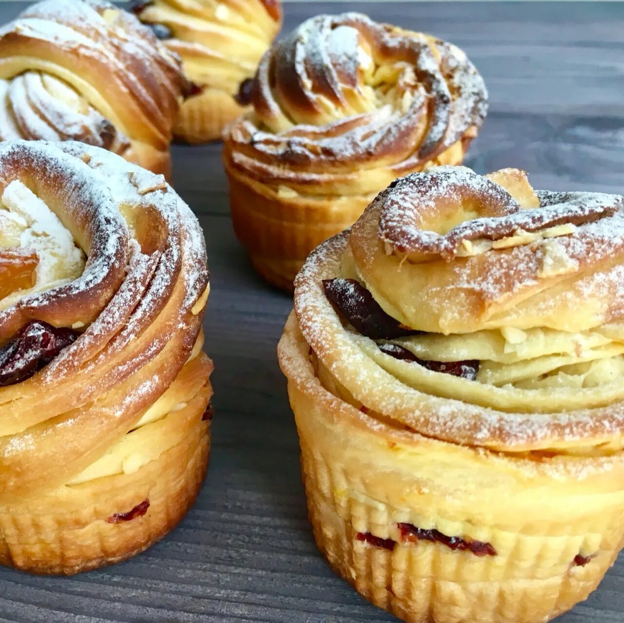 булочки домашние. плюшки с сахаром. красивые булочки из тесто. выпечка пошаговые рецепты. печень через мясорубку.