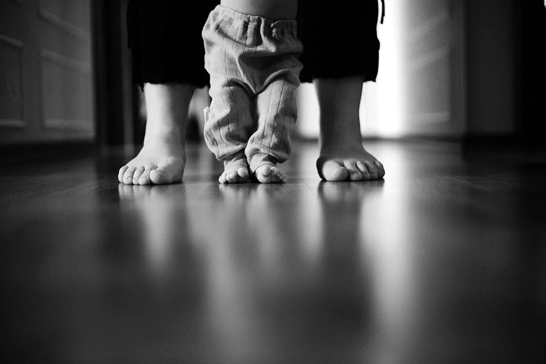 Видящий первые шаги. Первые шаги ребенка. Дети черно белые. Маленькие шаги. Маленькие ножки.