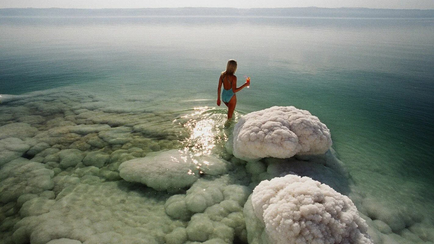 Лежать в соленой воде. Иордания Мертвое море. Мертвое море озеро.