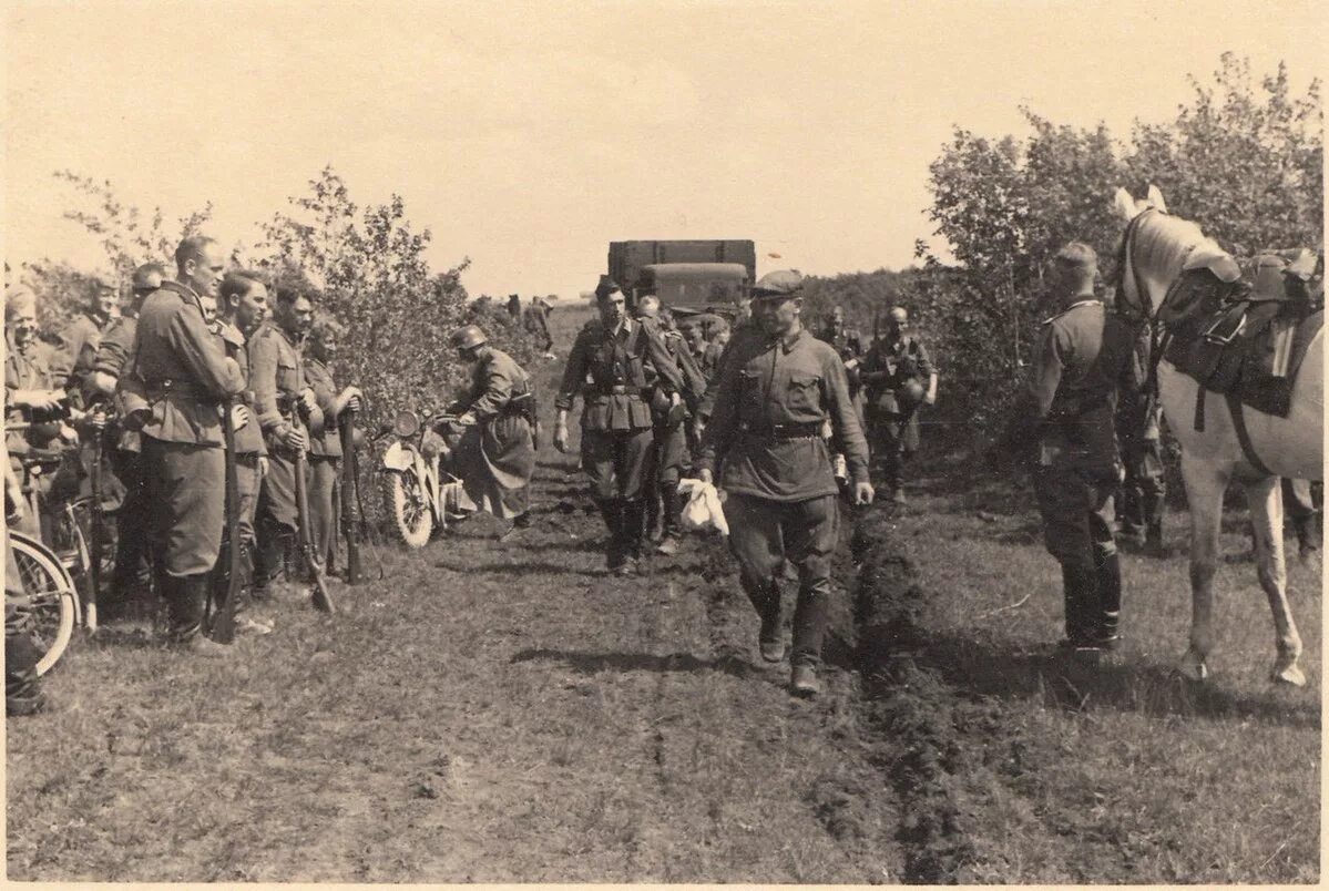 Солдаты в первые дни войны. Солдаты вермахта 22 июня 1941. Солдаты вермахта июнь 1941. Пленные советские солдаты 22 июня 1941 года. Немецкие войска пересекают границу советского Союза 22 июня 1941 1941.
