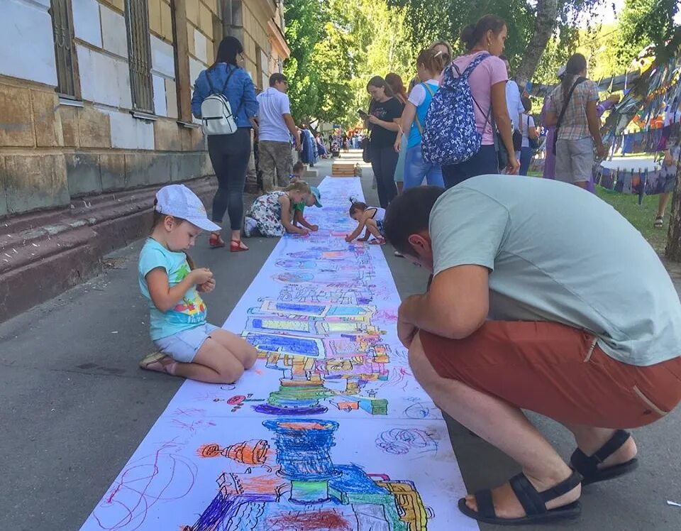 На день России на площади разукрасили большое полотно.