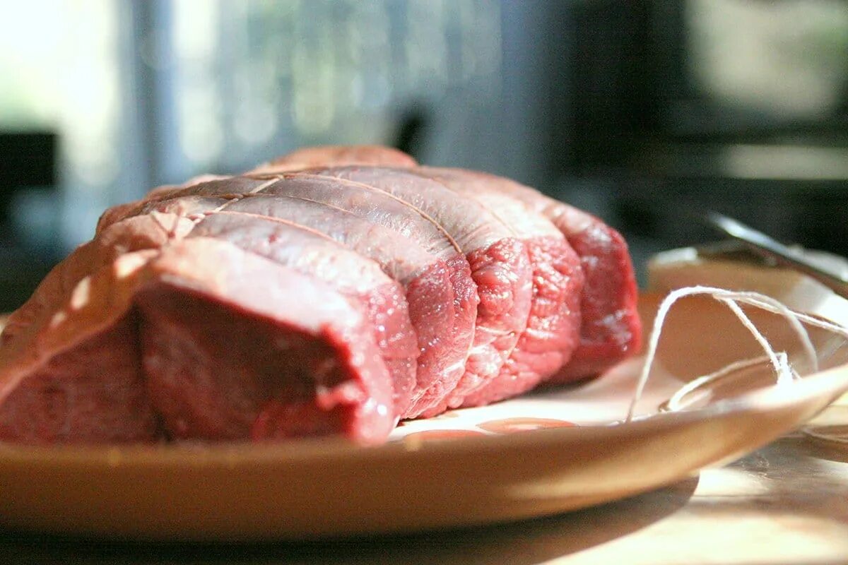 Почему мясо розовое. Продолговатые куски мяса.