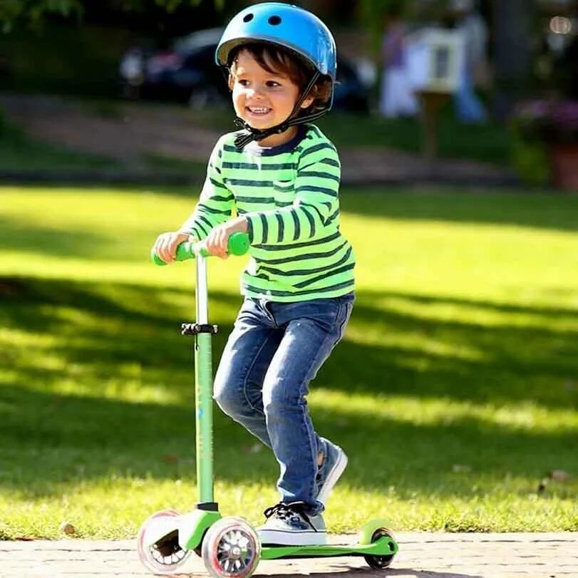 Мини микро. Micro scooter with seat. ребенок на самокате. самокат микро зеленый. самокаты для детей мальчиков для малышей.