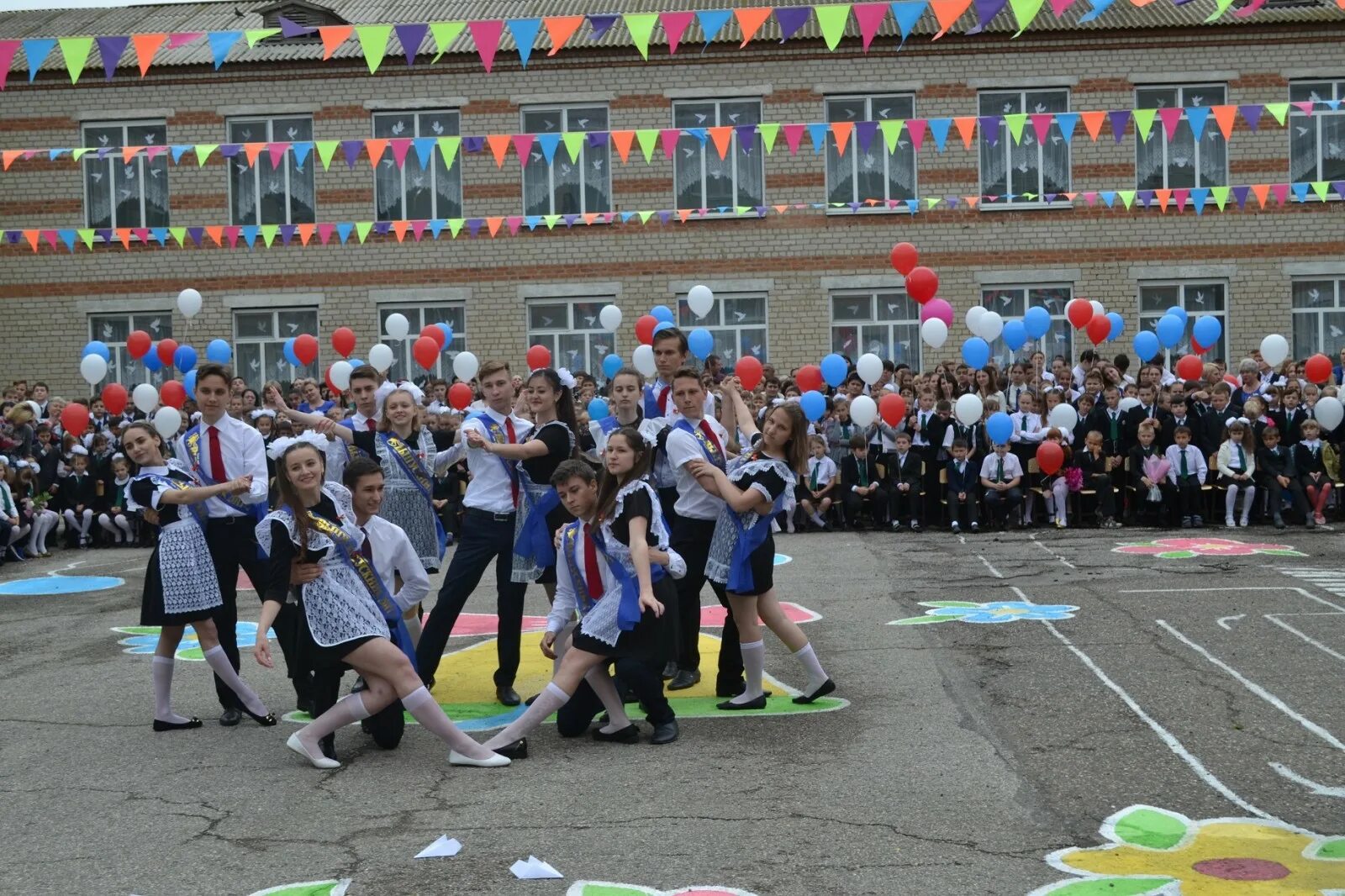 последний звонок новое село брюховецкий район 2021 год. сош 2 брюховецкая. сош 2 брюховецкая. школа 2 брюховецкая. сош 2 брюховецкая.