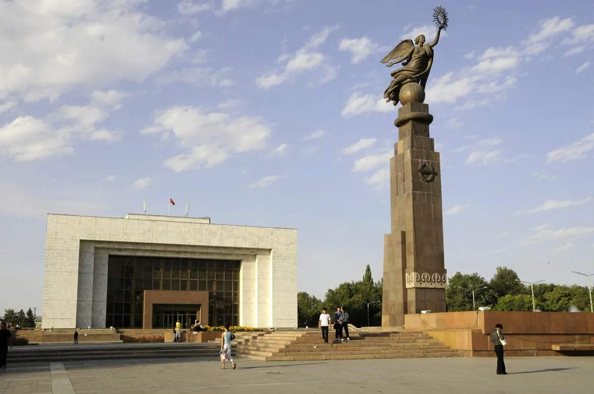 Площадь киргизии. Площадь ала-тоо бишкек памятник. площадь ала-тоо бишкек статуя манаса. киргизия бишкек достопримечательности. исторический музей бишкек.
