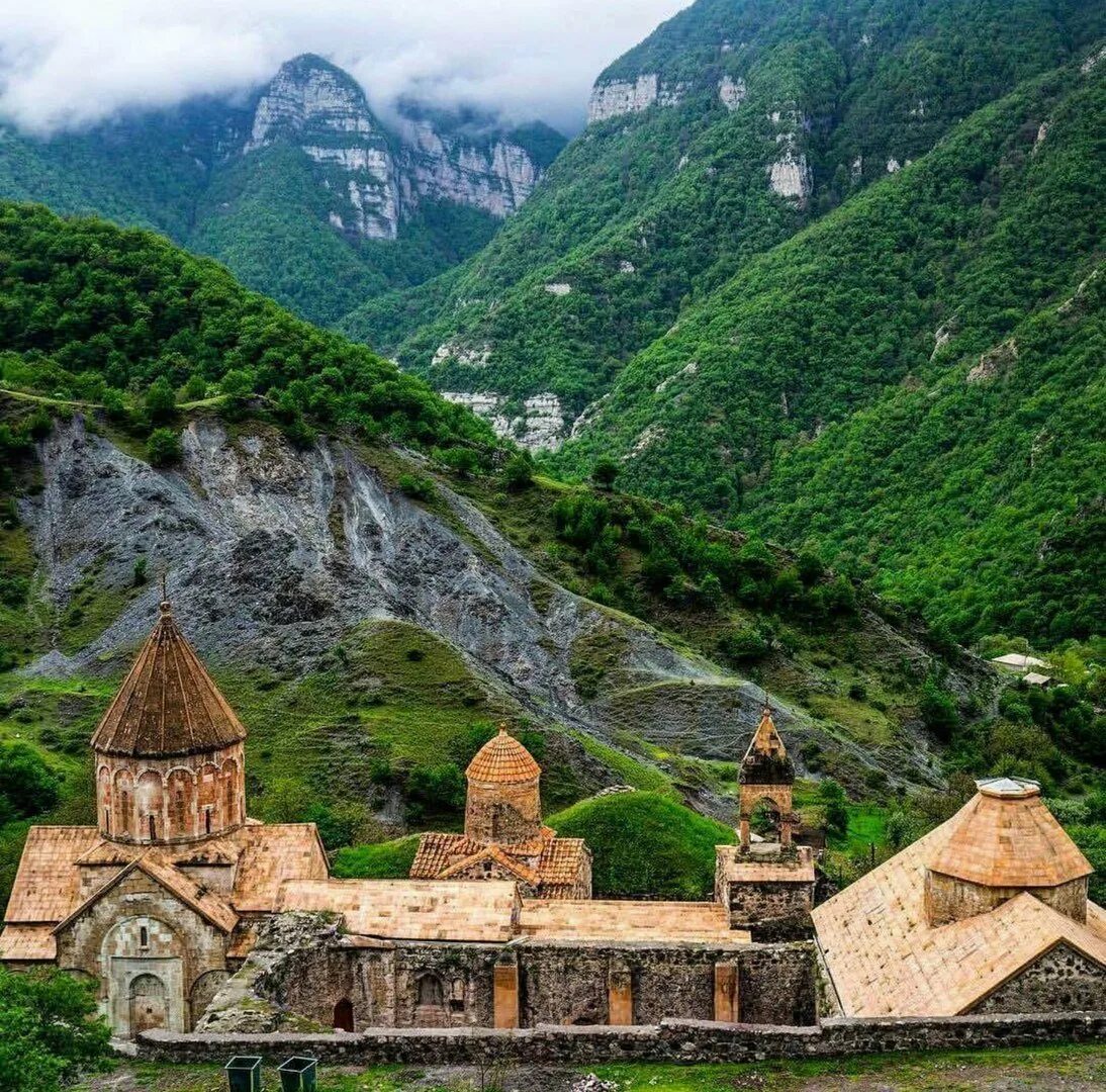 Что такое карабах. Монастырь Гандзасар Нагорный Карабах. Дадиванк монастырь Армения. Нагорный Карабах Дадиванк. Монастырь Дадиванк Нагорный.