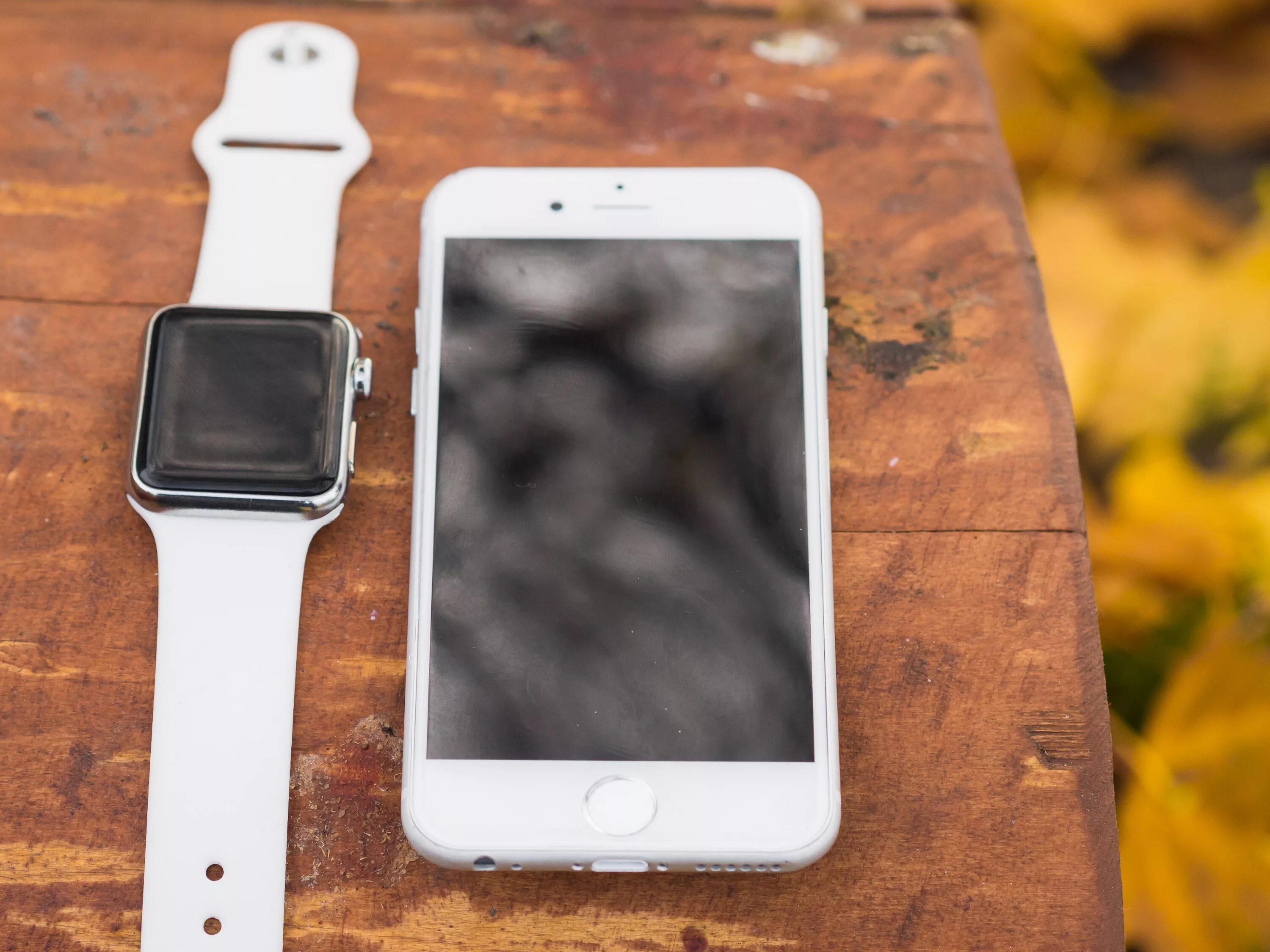 Iphone watch 9. Iphone IWATCH. Iphone 14  IWATCH. Смартфон в руке. Iphone IWATCH Mockup.