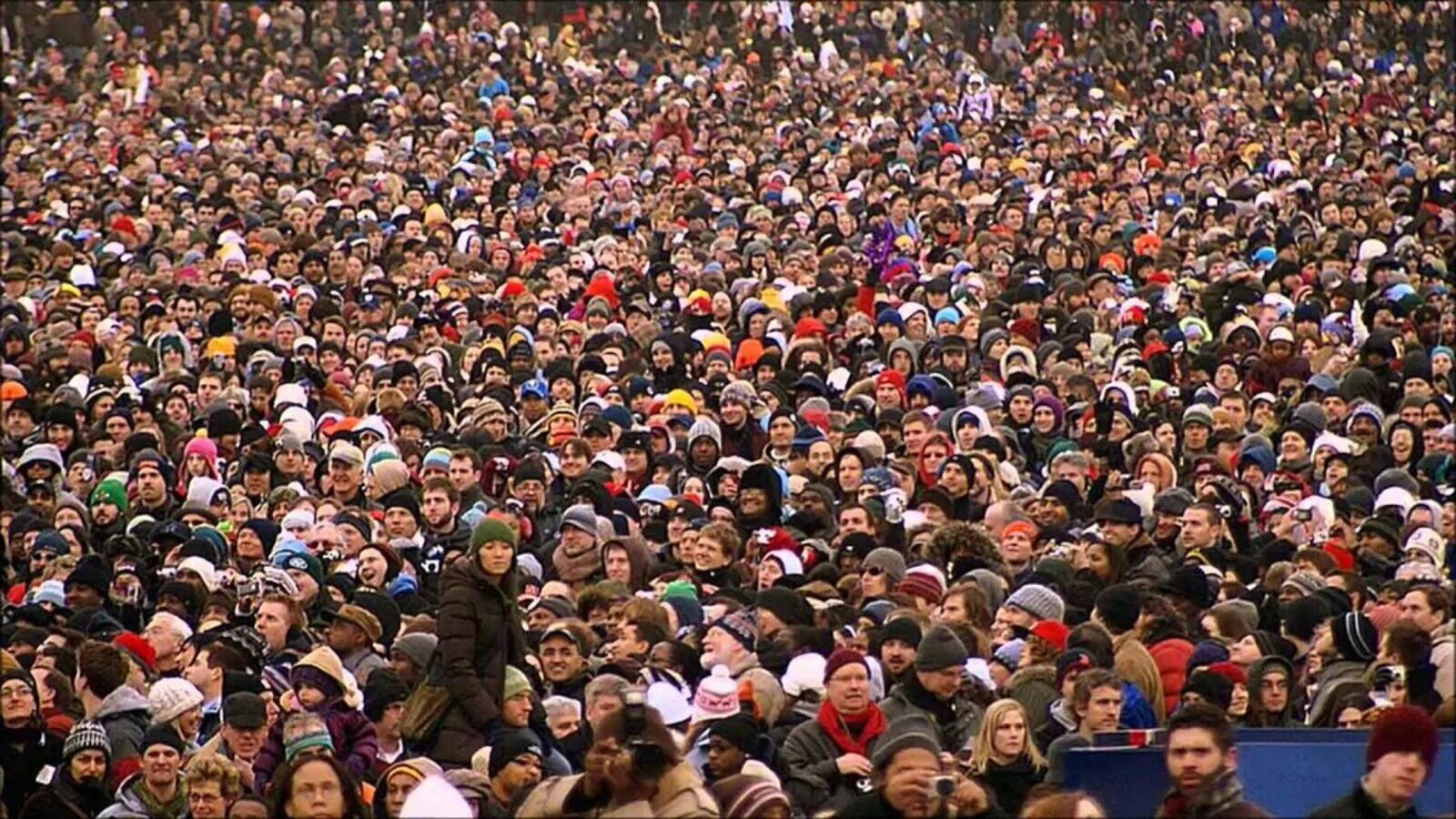 Имеется огромное количество. Много людей. Человек толпы. Толпа народа. Осень много людей.