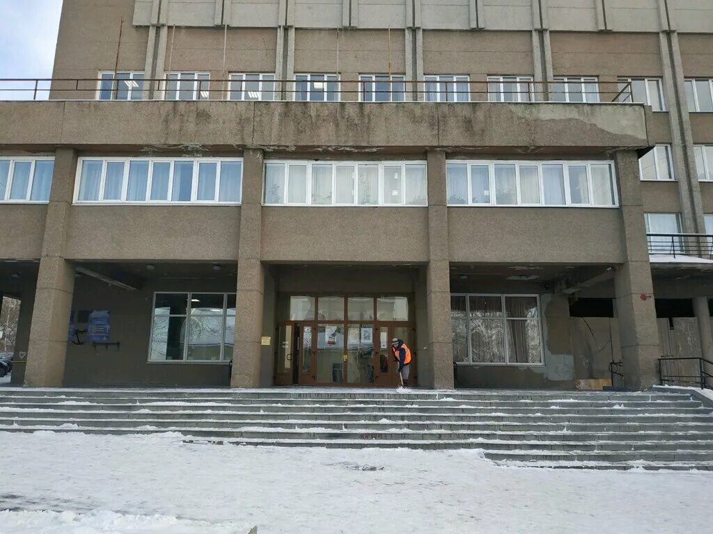 екатеринбург, первомайская улица, 22. бюст чайковского в свердловском музыкальном училище. музыкальное училище чайковского екатеринбург. бюст чайковскому екатеринбург. и чайковского колледж.