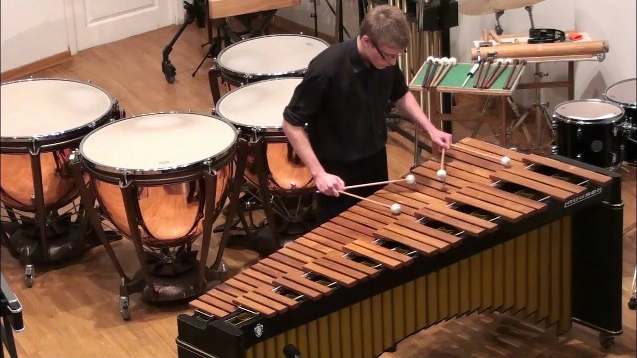 Стеклянная маримба. Маримба yamaha ym-1430. Ударный музыкальный инструмент в оркестре. Ударный музыкальный инструмент в оркестре. Барабан симфонического оркестра.